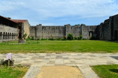 Galerie Nord de l'abbaye, vue de l'entrée du monument.