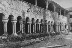 Cloître de la galerie ouest de l'Abbaye de la Grainetière