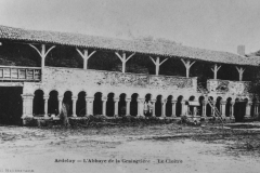 Carte postale du cloître de l'abbaye de la Grainetière pendant sa restauration