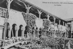 Le cloître en cours de restauration