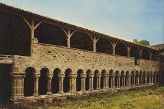 Carte postale du cloître de l'abbaye de la Grainetière après sa restauration