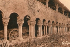 Carte postale du cloître de l'abbaye de la Grainetière avant sa restauration