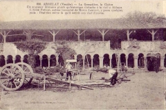 Carte postale du cloître de l'abbaye de la Grainetière avant sa restauration