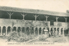 Carte postale du cloître de l'abbaye de la Grainetière pendant sa restauration