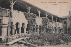 Carte postale du cloître de l'abbaye de la Grainetière avant sa restauration