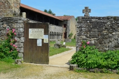 Entrée de l'abbaye avec vue sur Galerie Ouest