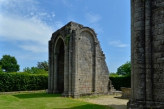 Une des absidioles et l'hôtel de l'église abbatiale
