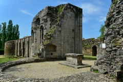 Absidioles de l'église abbatiale, hôtel et mur est de l'abbaye