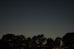 La lune à la tombée de la nuit près de l'abbaye