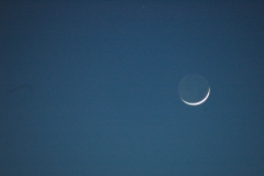 La lune à la tombée de la nuit près de l'abbaye