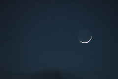 La lune à la tombée de la nuit près de l'abbaye