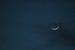 La lune à la tombée de la nuit près de l'abbaye