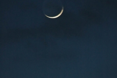 La lune à la tombée de la nuit près de l'abbaye