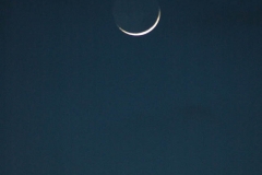 La lune à la tombée de la nuit près de l'abbaye