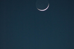 La lune à la tombée de la nuit près de l'abbaye