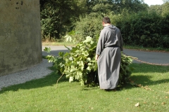 Un moine à la main très verte