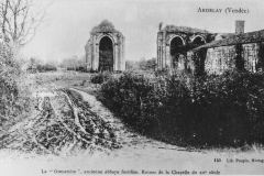 Absidioles de l'église abbatiale et mur Nord de l'abbaye à droite.