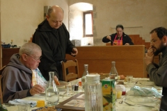 On passe à table à l'abbaye