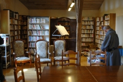 Dans la bibliothèque de l'abbaye