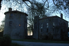 Le réfectoire et la tour de l'abbé à la tombée de la nuit