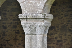 Une des 21 colonnes du cloître ouest de l'abbaye