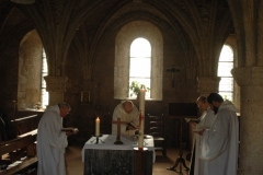 Célébration au sein de la salle capitulaire de l'abbaye