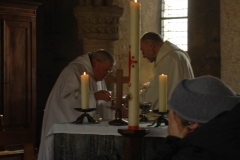 Célébration au sein de la salle capitulaire de l'abbaye