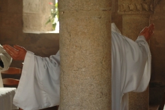 Célébration au sein de la salle capitulaire de l'abbaye