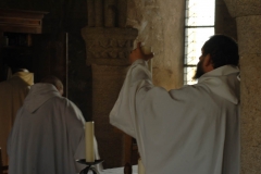 Célébration au sein de la salle capitulaire de l'abbaye