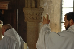 Célébration au sein de la salle capitulaire de l'abbaye