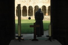 La vue sur la cour, de l'intérieur de la salle capitulaire