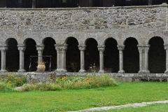 Puit au premier plan et Galerie Ouest de l'abbaye