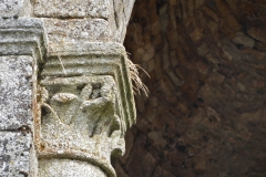 Gros plan sur l'une des colonne d'une des absidioles de l'église abbatiale