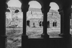 La galerie Est vue du cloître de la galerie ouest