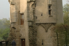 Un moine se dirige vers la Tour de l'abbé