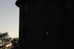 La Tour de l'abbé à la tombée de la nuit