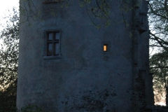 La Tour de l'abbé à la tombée de la nuit