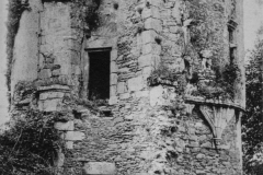 La Tour de l'abbé au début de la restauration de l'abbaye